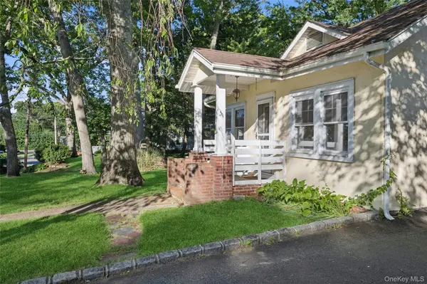 36 Lakeview CT, Ronkonkoma, NY 11779
