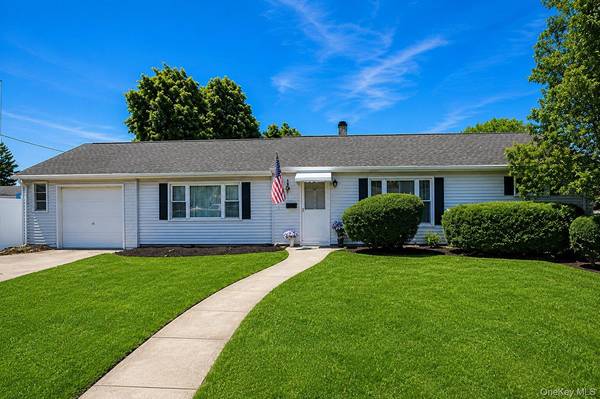 43 Plainedge DR, Bethpage, NY 11714