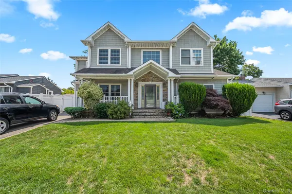 19 Manetto DR, Plainview, NY 11803