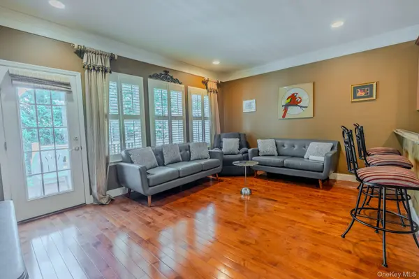 43 Torrey Pine LN #82, Bay Shore, NY 11706
