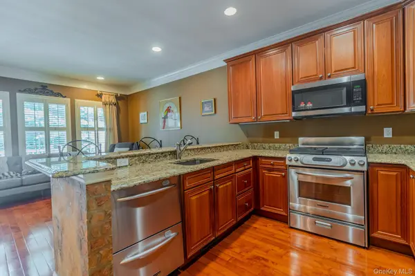 43 Torrey Pine LN #82, Bay Shore, NY 11706
