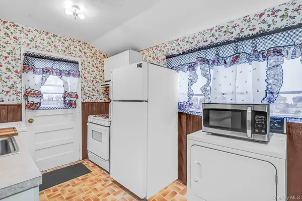 2715 Falcon AVE, Medford, NY 11763