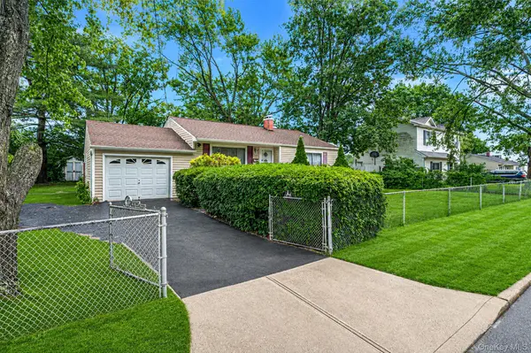 2715 Falcon AVE, Medford, NY 11763