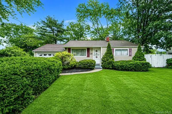 2715 Falcon AVE, Medford, NY 11763