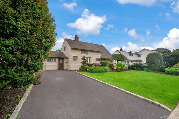 77 Pilgrim LN, Westbury, NY 11590