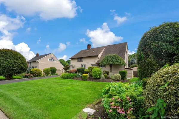 77 Pilgrim LN, Westbury, NY 11590