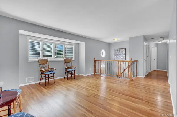 727 Peter Paul DR, West Islip, NY 11795