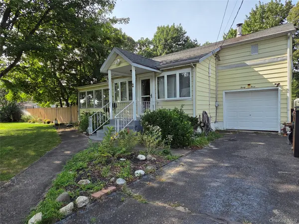 33 Elmwood AVE, Selden, NY 11784
