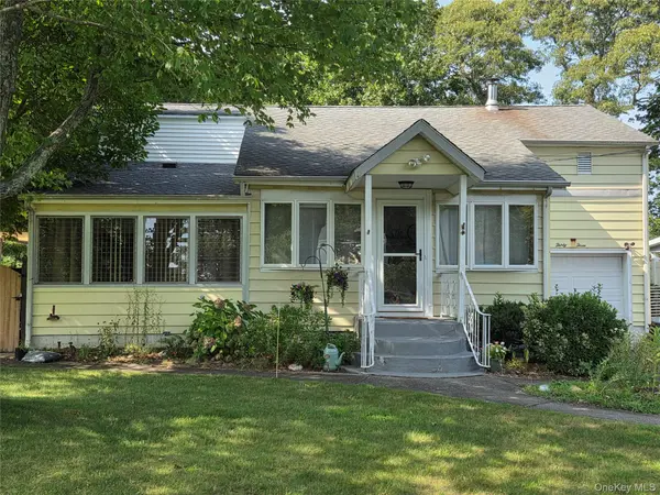 33 Elmwood AVE, Selden, NY 11784