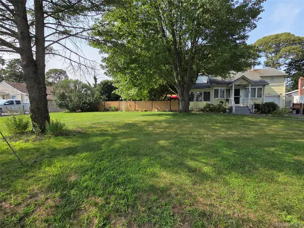 33 Elmwood AVE, Selden, NY 11784