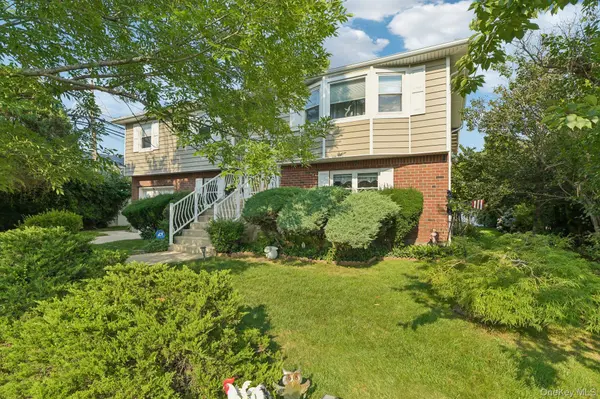 8 Laurel LN, Levittown, NY 11756