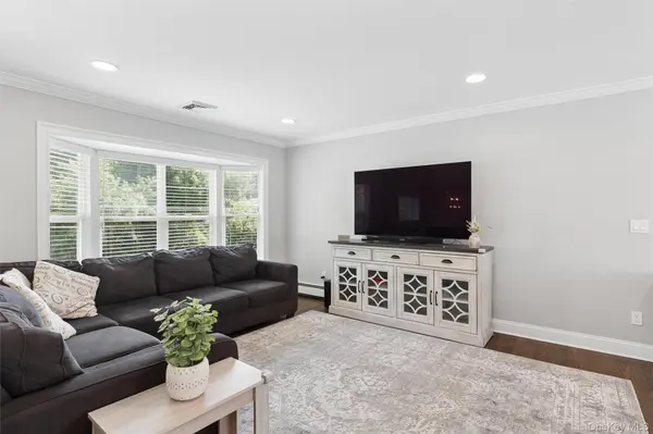 162 Stuyvesant RD, Oakdale, NY 11769
