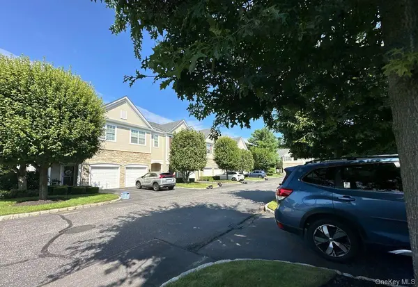 35 Sugar Pine LN, Bay Shore, NY 11706