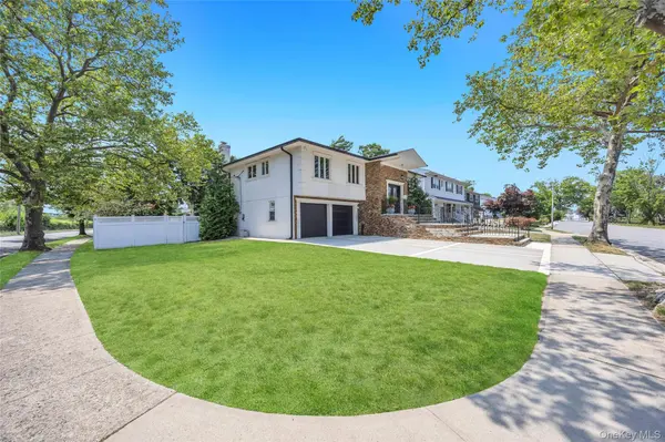 2 Valley Greens DR, North Woodmere, NY 11581