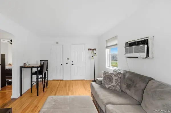 263-28 73rd AVE #1st Fl, Glen Oaks, NY 11004