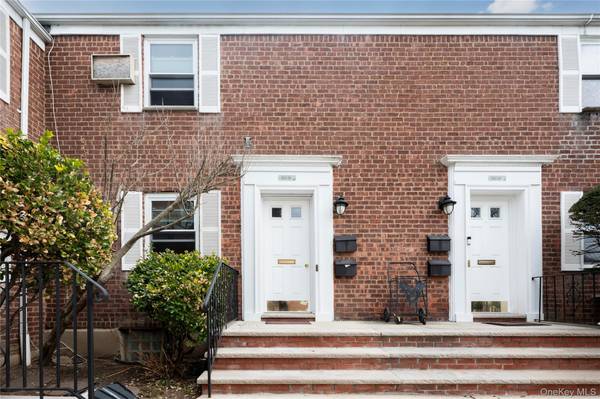 263-28 73rd AVE #1st Fl, Glen Oaks, NY 11004
