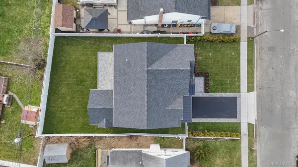 27 Grape LN, Hicksville, NY 11801