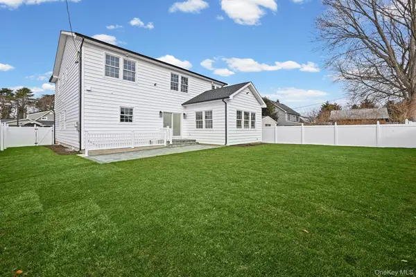 27 Grape LN, Hicksville, NY 11801
