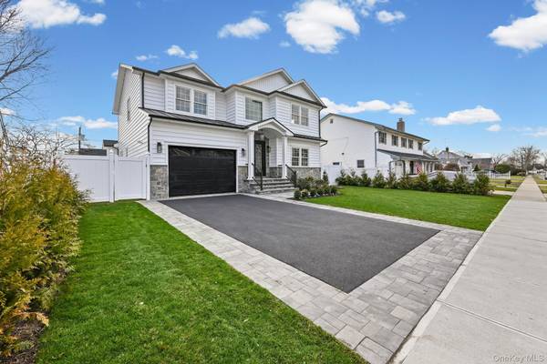 27 Grape LN, Hicksville, NY 11801