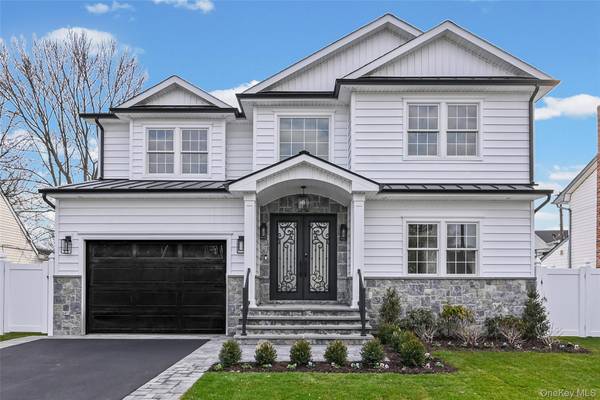27 Grape LN, Hicksville, NY 11801