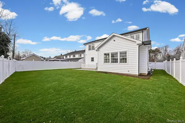 27 Grape LN, Hicksville, NY 11801