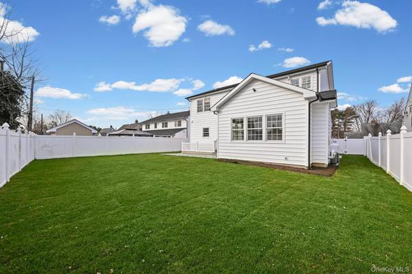 27 Grape LN, Hicksville, NY 11801