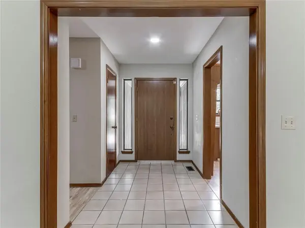 9404 Red Oak LN, Edmond, OK 73034