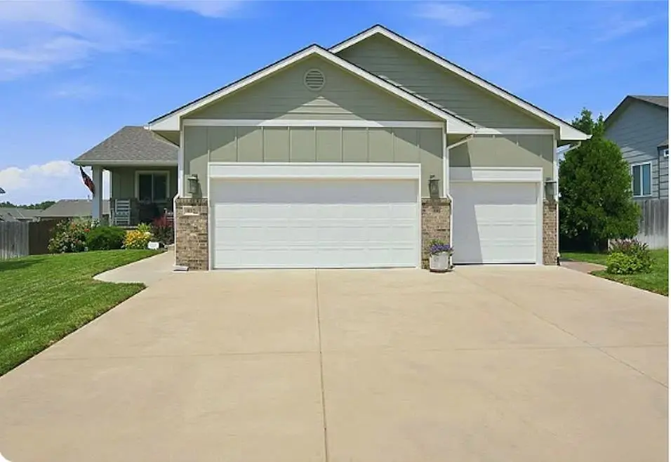 812 N Tyndall Ct, Derby, KS 67037