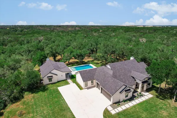 400 Creekside DR, Buda, TX 78610