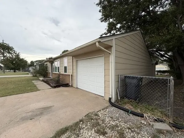 1229 N Spencer Rd, Newton, KS 67114