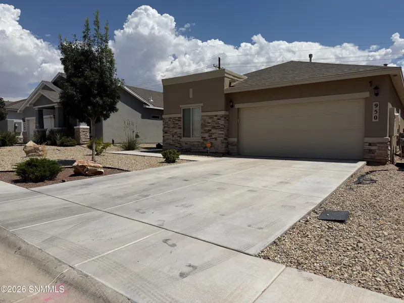 950 Desert Candle DR, Las Cruces, NM 88007