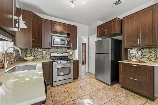 2402 Sparrow DR, Round Rock, TX 78681