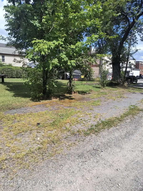 12 Mill ST, Carbondale, PA 18407