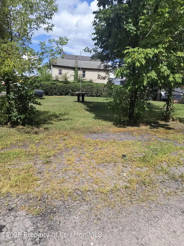 12 Mill ST, Carbondale, PA 18407