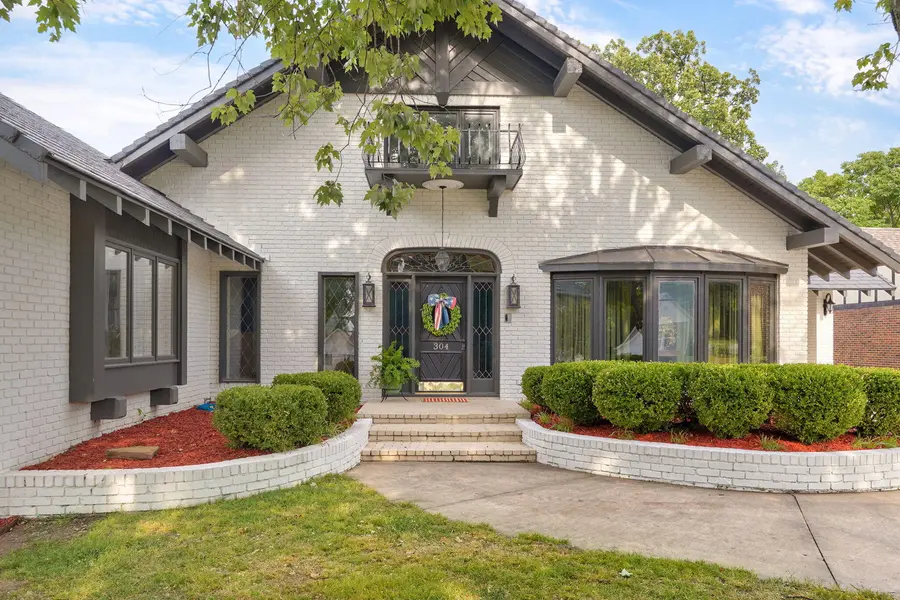 304 S Elliott AVE, Aurora, MO 65605