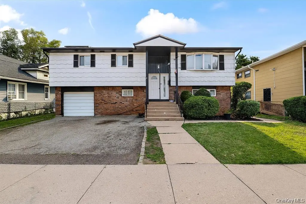 22 Hudson PL, Hempstead, NY 11550