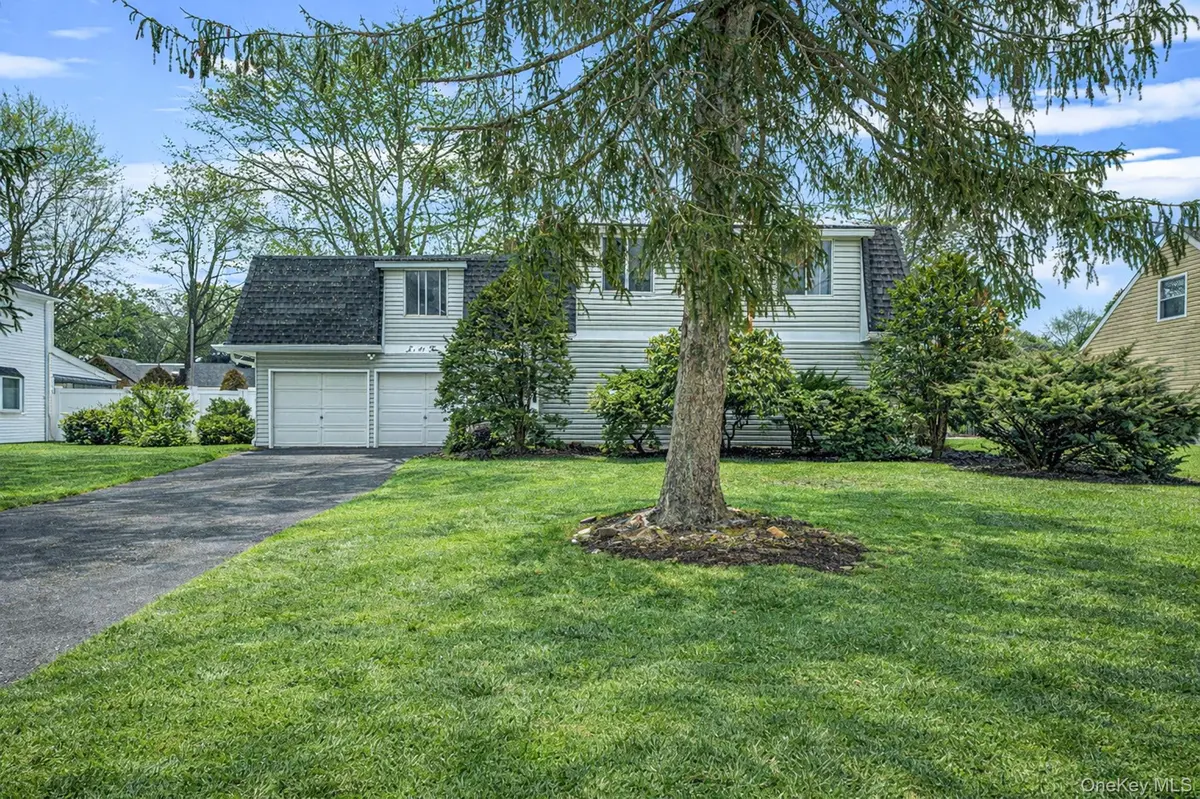 22 Meyer LN, Medford, NY 11763