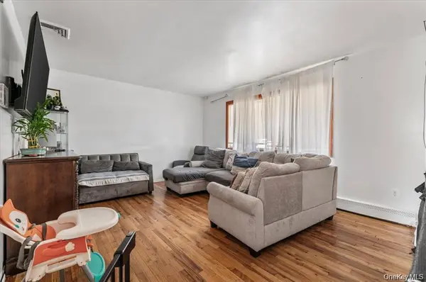 22 Hudson PL, Hempstead, NY 11550