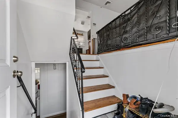 22 Hudson PL, Hempstead, NY 11550