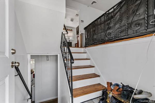 22 Hudson PL, Hempstead, NY 11550