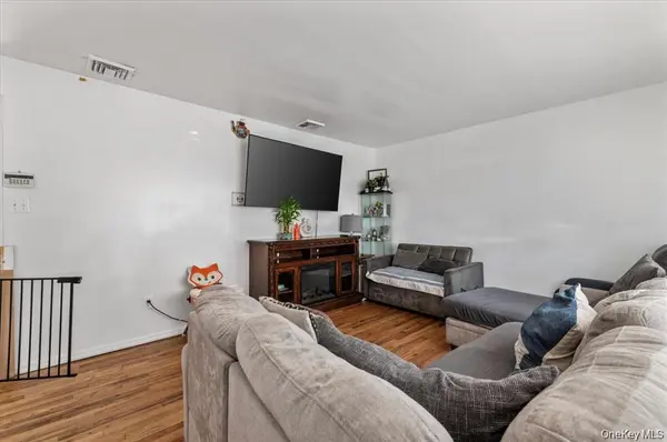 22 Hudson PL, Hempstead, NY 11550