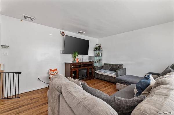 22 Hudson PL, Hempstead, NY 11550
