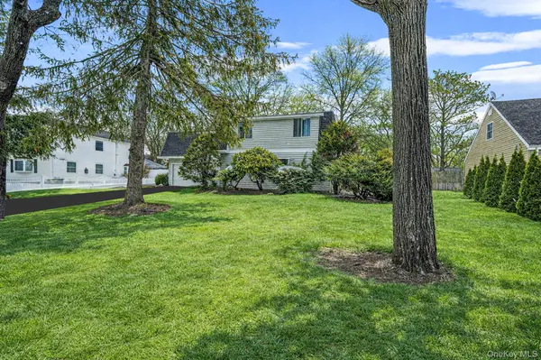 22 Meyer LN, Medford, NY 11763