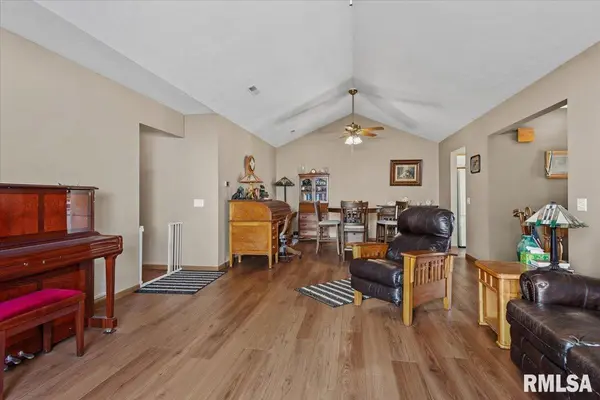215 EAGLE RIDGE DR, Chatham, IL 62629