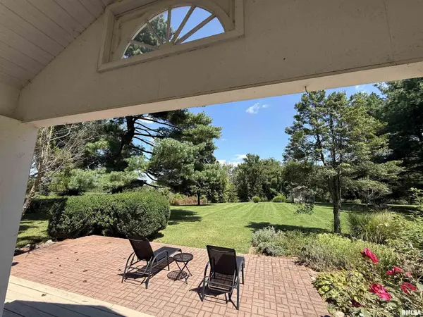 2398 COUNTRY CLUB RD, Carbondale, IL 62901