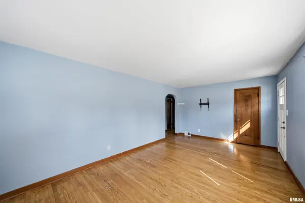 304 N LAWNDALE AVE, Washington, IL 61571