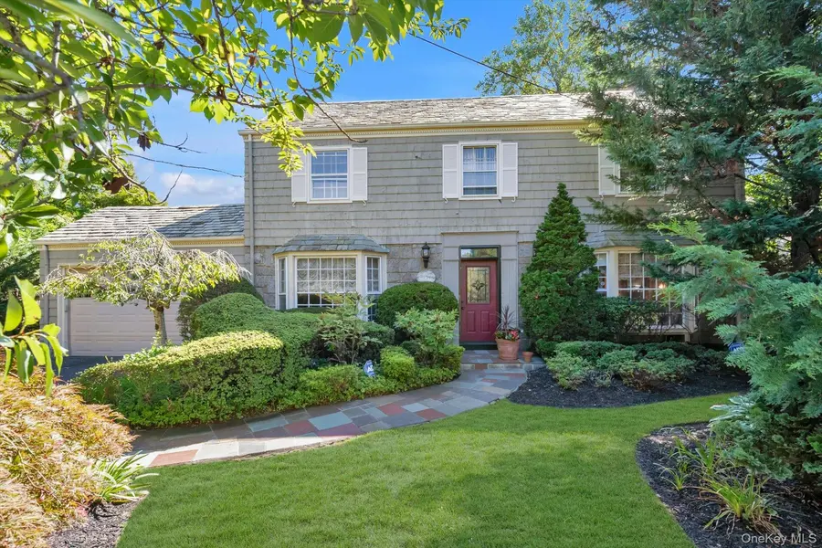 1559 Pebble LN, Hewlett, NY 11557