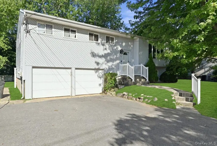 357 Town Line RD, East Northport, NY 11731