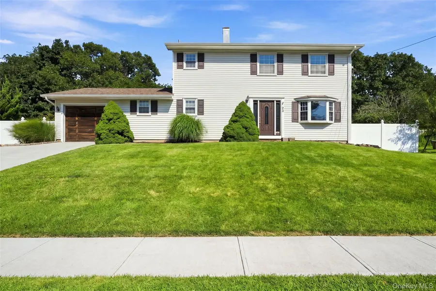25 Harvey LN, Ronkonkoma, NY 11779