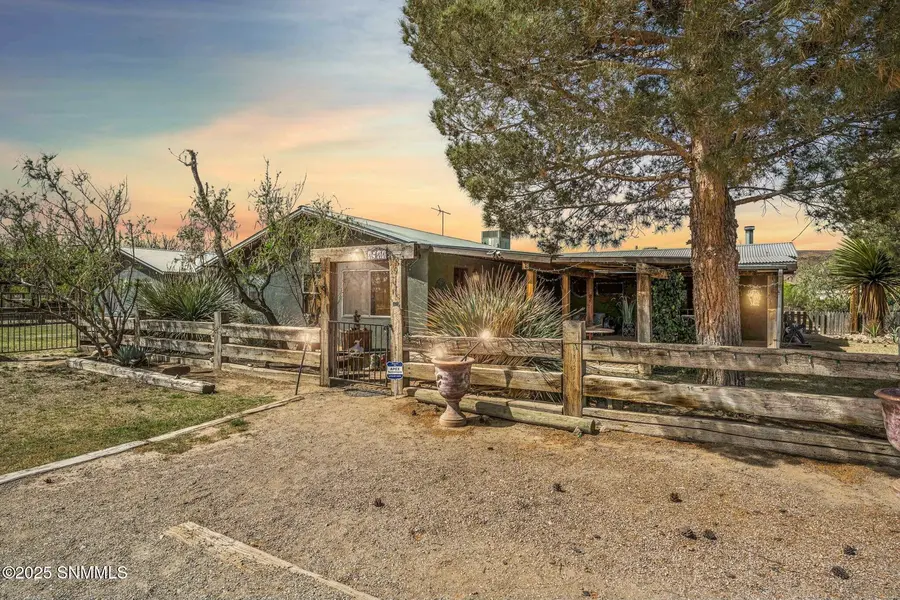 1911 Trails End RD, Las Cruces, NM 88007